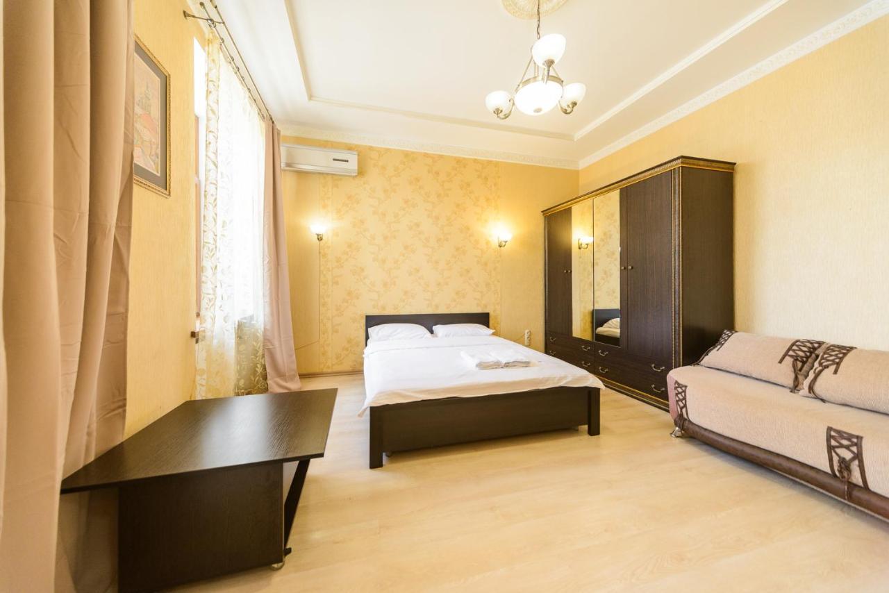 911 Apartments Antonovichа Kyiv Exterior photo