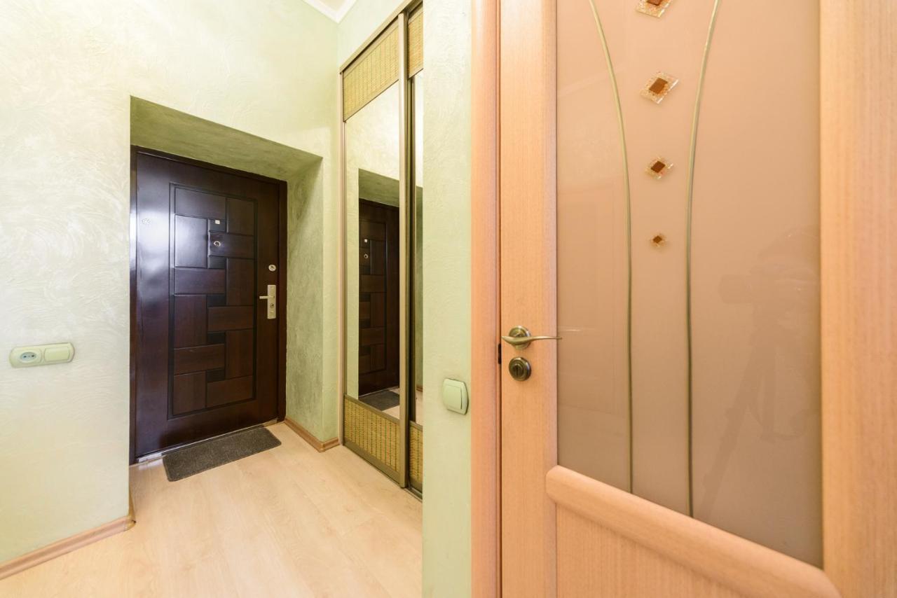 911 Apartments Antonovichа Kyiv Exterior photo