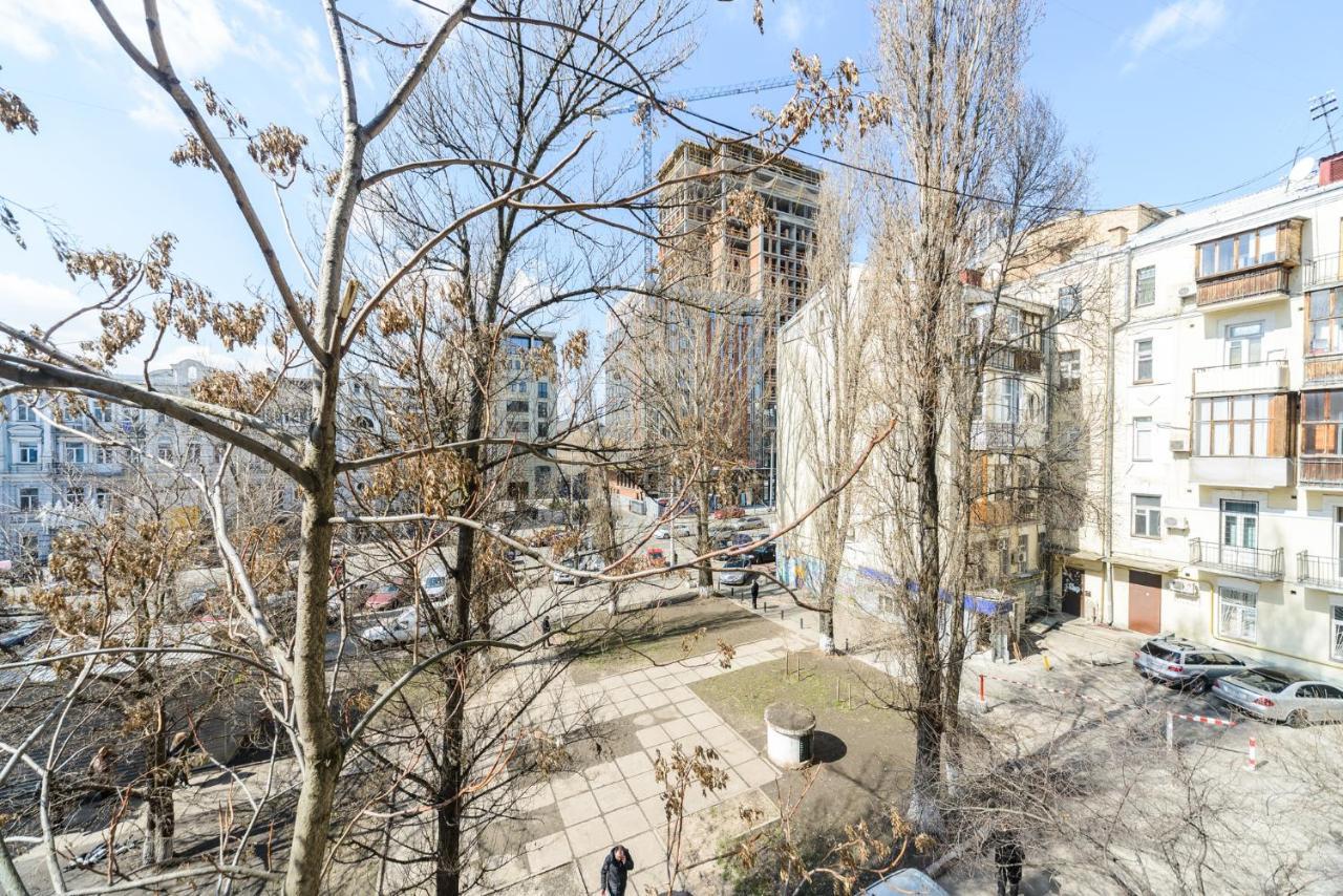 911 Apartments Antonovichа Kyiv Exterior photo