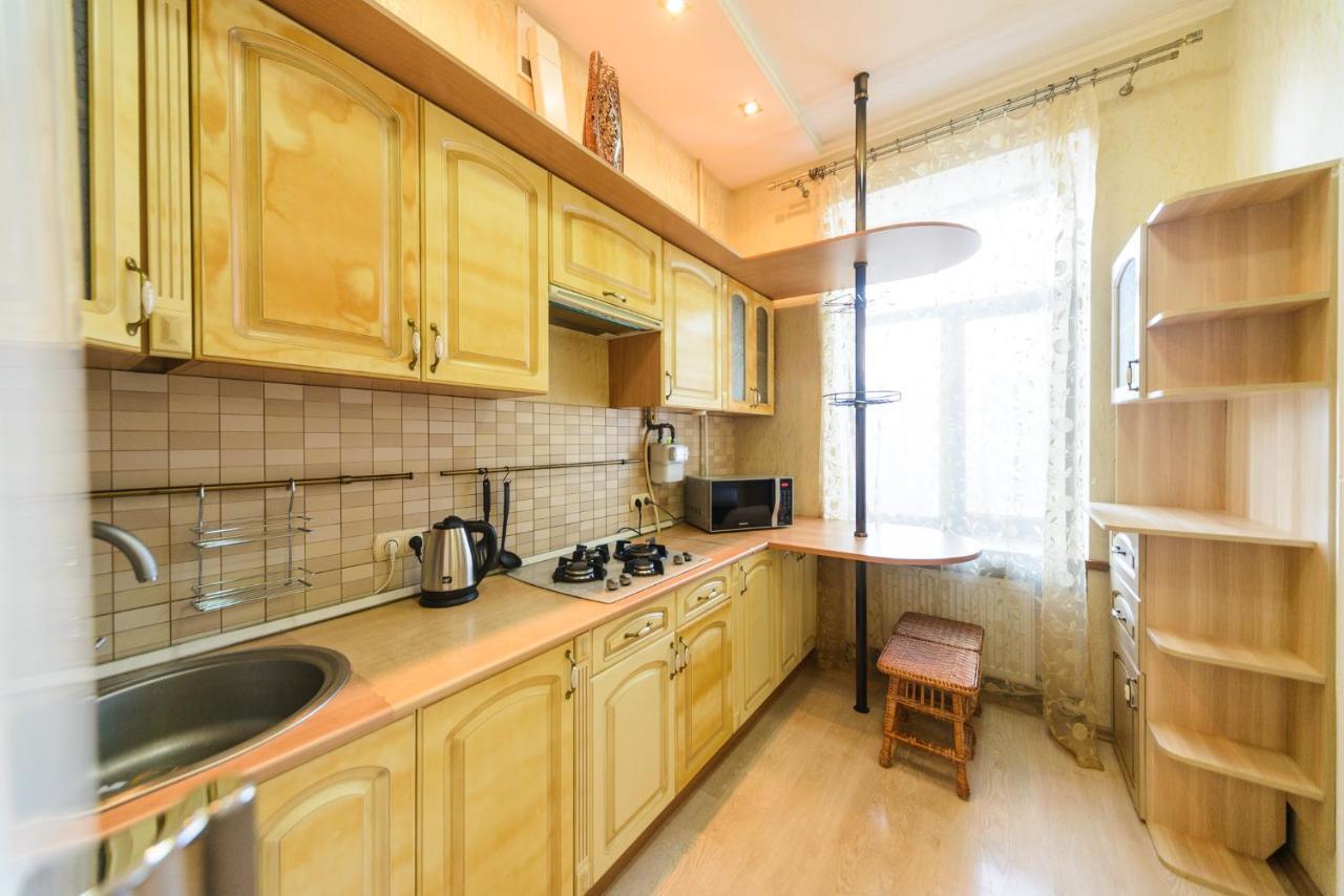 911 Apartments Antonovichа Kyiv Exterior photo