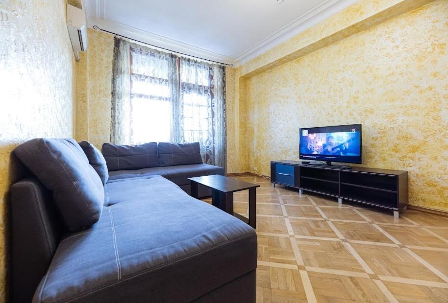 911 Apartments Antonovichа Kyiv Exterior photo