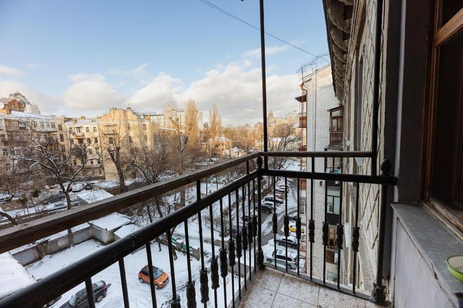 911 Apartments Antonovichа Kyiv Exterior photo