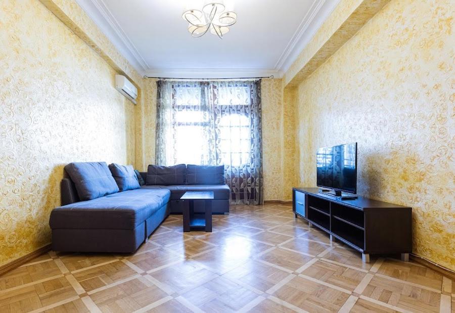 911 Apartments Antonovichа Kyiv Exterior photo