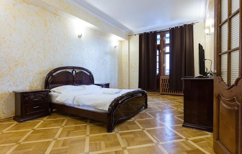 911 Apartments Antonovichа Kyiv Exterior photo