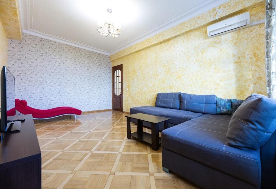 911 Apartments Antonovichа Kyiv Exterior photo